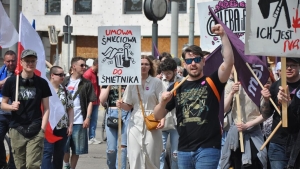 Działacze Razem w pierwszomajowym pochodzie