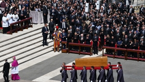 Plac Świętego Piotra wypełniony modlitwą. 400 tysięcy osób pożegnało papieża Franciszka