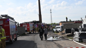 Pożar hali w Kobylnicy. Strażacy zapobiegli eksplozji cysterny [AKTUALIZACJA]