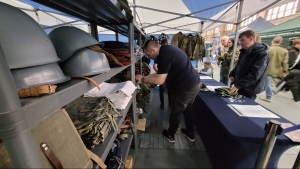 Wojskowa odzież wystawiona na targach