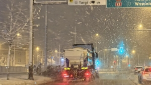 Śnieżny poranek w Wielkopolsce. Korki, kolizje i utrudnienia