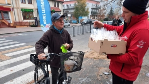 Cytryny dla łamiących przepisy, słodycze dla wzorowych. Nietypowa akcja w Gnieźnie