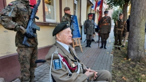 Upamiętnili dowódcę Adama Borysa. Tablicę odsłonił ostatni żyjący żołnierz batalionu "Parasol" 