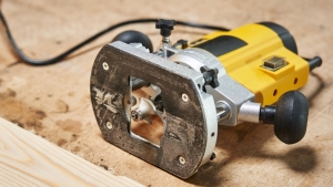 Nowoczesne frezarki do drewna – przewodnik po funkcjach i typach