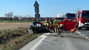 Wypadek śmiertelny w miejscowości Brzezie w powiecie pleszewskim. Nie żyje 34 letni mężczyzna. 