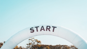 Reklama pneumatyczna – gdzie robi różnicę, a gdzie firmy tracą pieniądze?