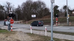 Jeżdżą, jakby znaku STOP nie było. Poważne zagrożenie na przejeździe w Poznaniu