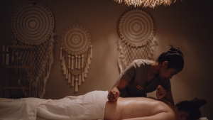 Hawajski masaż Lomi Lomi jako sposób na stres i przemęczenie – co to jest i kiedy warto wybrać ten rytuał?