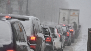 Zasypane drogi w Wielkopolsce. W akcji ponad 60 pojazdów