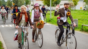 Meloniki, kaszkiety i brytyjska krata. Po Poznaniu przejadą rowerzyści w stylu retro. 