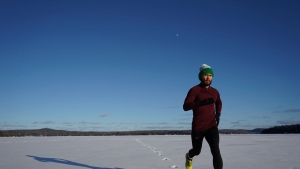 Biegasz, nawet gdy wieje i pada? Zobacz, jak zadbać o zdrowie