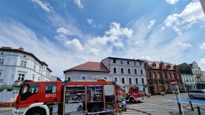 Stu strażaków walczyło z pożarem hotelu w Śremie