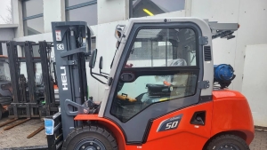 Ogrzewana kabina wózka widłowego – rodzaje, systemy grzewcze i dobór do warunków pracy