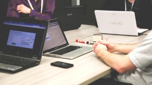 Wielkopolskie firmy i rodziny coraz chętniej kupują laptopy poleasingowe — dlaczego sprzęt za 1 000 zł z poznańskiego sklepu jest lepszy niż nowy z marketu za 3 000