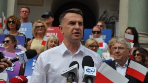 "Pod biało-czerwoną zmieszczą się wszyscy". O traktowanie polskiej flagi z szacunkiem apelowali w Poznaniu politycy Koalicji Obywatelskiej