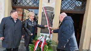 Hołd dla odkrywcy. Tablica Strzeleckiego na Starym Rynku