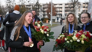 Były kwiaty, gratulacje i łzy wzruszenia - mistrzynie świata w halowym hokeju już w Poznaniu