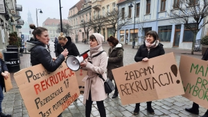 Protest rodziców na sesji rady miasta. Chcą zmiany decyzji władz o wygaszaniu przedszkola