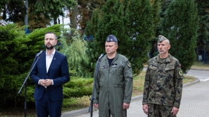 Szef MON w Krzesinach: rodzina majora Krakowiana została otoczona odpowiednią opieką