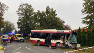 Wypadek autobusu pod Lesznem. Ranne trzy osoby [AKTUALIZACJA]