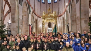 Betlejemskie światło pokoju harcerze przekazali dziś prymasowi Polski