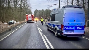 Tragiczny wypadek pod Piłą. Nie żyje jedna osoba, dwie trafiły do szpitala