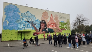 Lotniczy mural powstał na ścianie szkoły w poznańskich Krzesinach