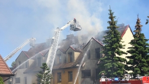 Ponad 7 godzin palił się dom szeregowy. Z pożarem walczyło 28 zastępów [AKTUALIZACJA]