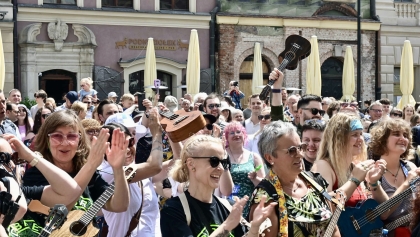 Integracja przez muzykę — festiwal Cały Poznań Ukulele na ulicach miasta