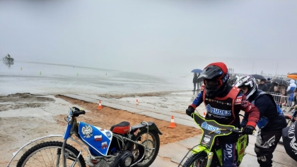 Żużel na lodzie w Skorzęcinie. Jezioro zamieniło się w tor wyścigowy