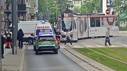 89-latka wypadła z tramwaju. Trafiła do szpitala