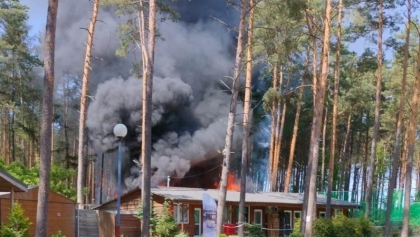 Pożar ośrodka i lasu. 14 jednostek straży walczyło z ogniem