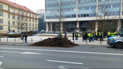 Obornik przed urzędem wojewódzkim. Rolnicy protestują w Poznaniu 