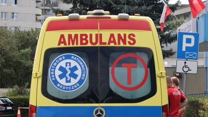 Auto po dachowaniu zatonęło w rzece. Nie żyje 23-latek