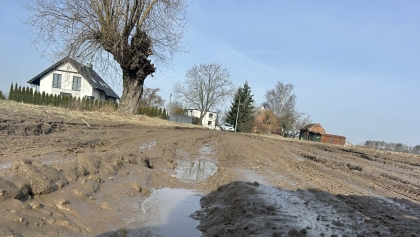 „Jak rzeka zamiast drogi”. Mieszkańcy Komornik toną w błocie po zimie