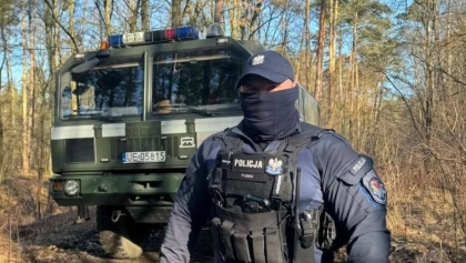 Arsenał ukryty w lesie. Wywieziono dziesiątki pocisków i 50 kg prochu