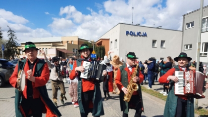 Dziad z babą tańczyli, a kominiarze smarowali sadzą. Barwny korowód w Czerniejewie