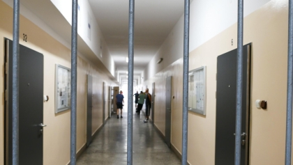 Osadzeni masowo wywożeni karetkami w Koziegłowach? To fake news!