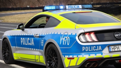 Policyjny Mustang na lawecie? To FAKE NEWS. Oto, co naprawdę się wydarzyło