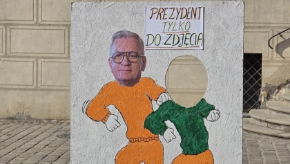 Prezydent Poznania z tektury i worek treningowy przed ratuszem