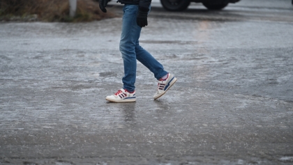 Marznące opady deszczu w Wielkopolsce. Zdalne lekcje w niektórych szkołach