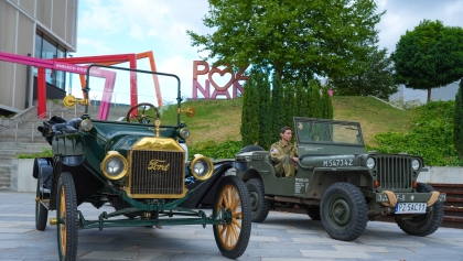 Samochody retro wjechały na poznańskie targi