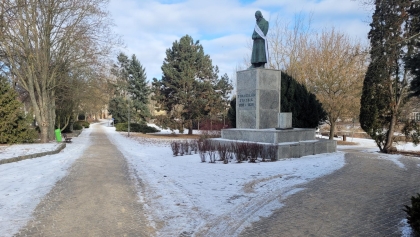 Spór o ścieżkę przy pomniku w Pile. Rowerzyści mówią o 