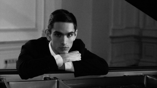 Genialnie gra na fortepianie