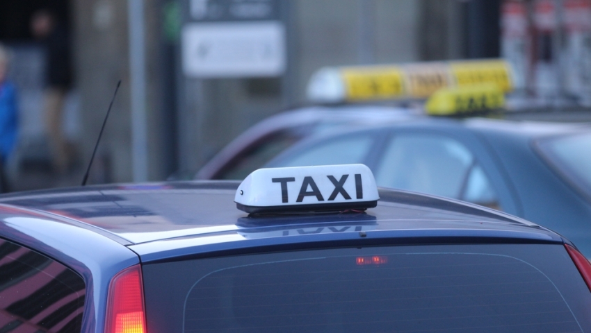 Uszkodził płot, rozbił auto i próbował uciec. Kompletnie pijany taksówkarz zatrzymany 