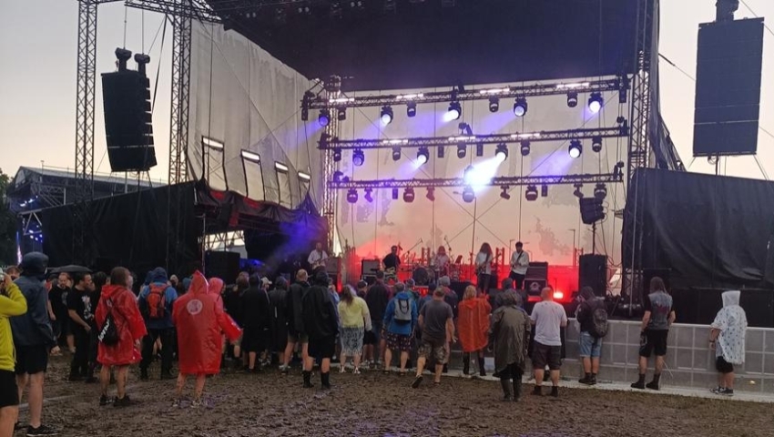 Deszcz nie pokonał Jarocina. Festiwal ruszył mimo ulewy