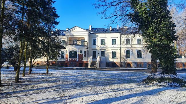 Dwór Skrzynki przypomina twórczość Umer i Sojki