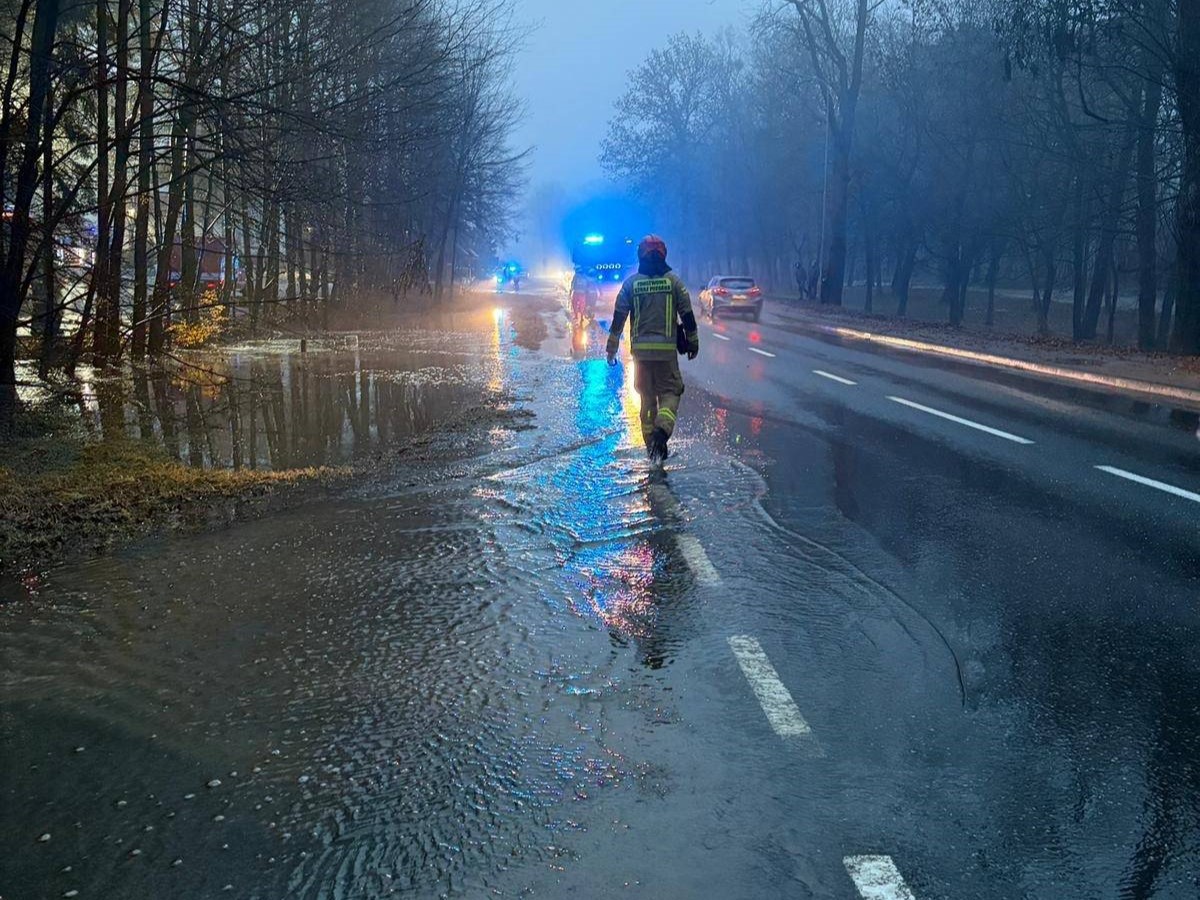 Zalane garaże, piwnice i drogi. Strażacy odebrali 172 zgłoszenia
