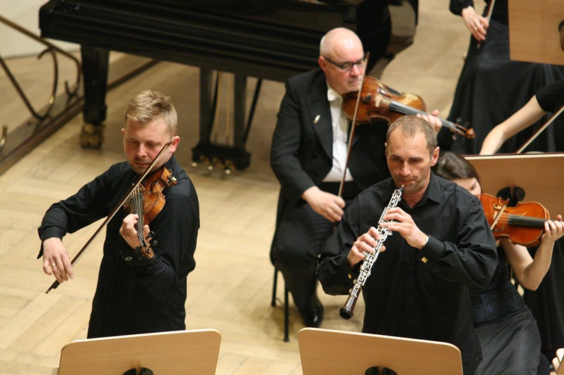 Serenady na dobranoc i Hogwood!