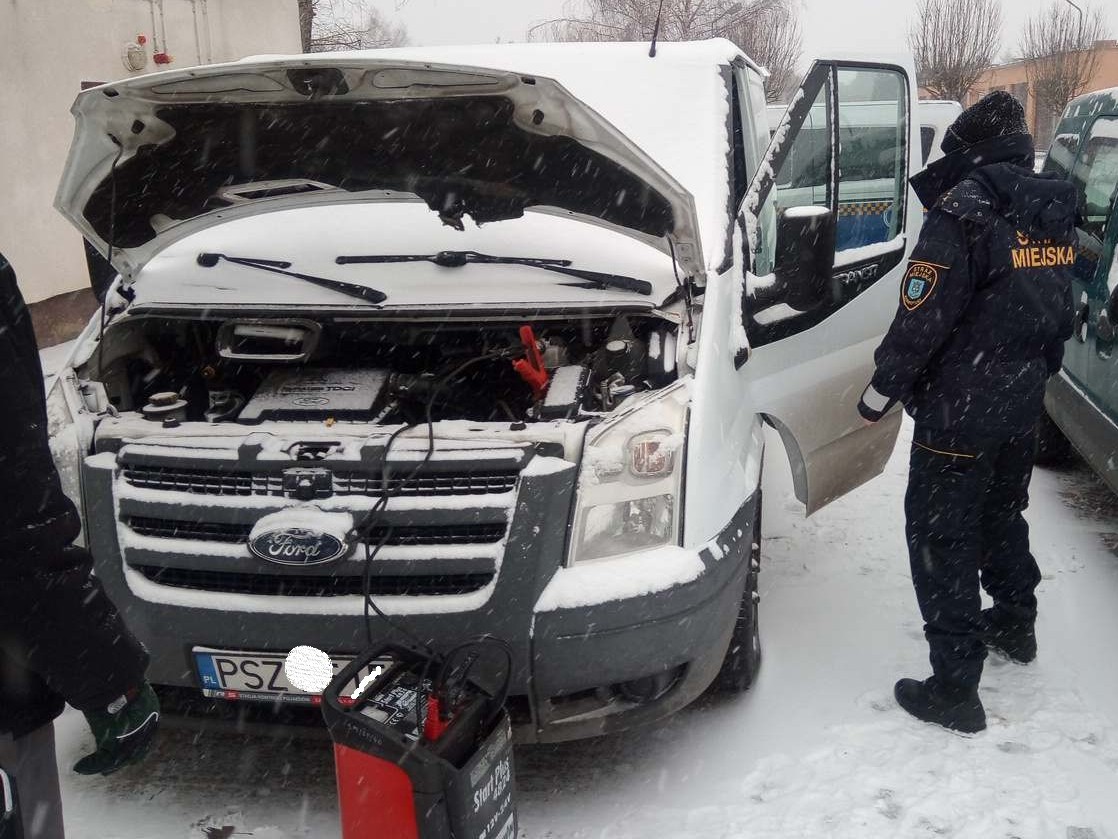 "Zainteresowanie jest ogromne". Straż miejska ratuje kierowców podczas mrozów